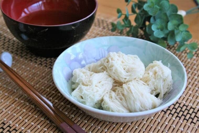 そうめんとつゆが置かれた食卓