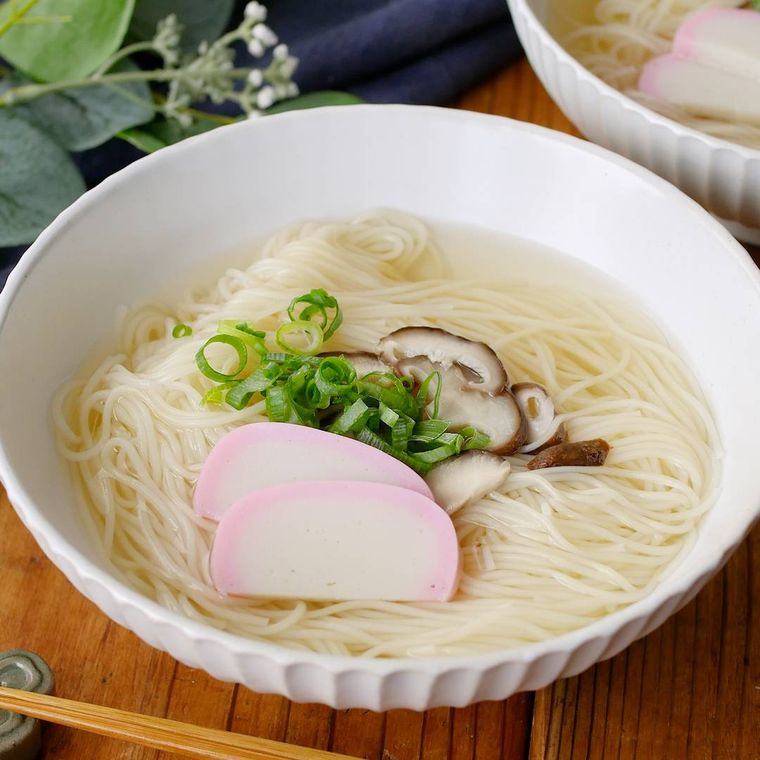 白い器に盛り付けられた白だしにゅうめん