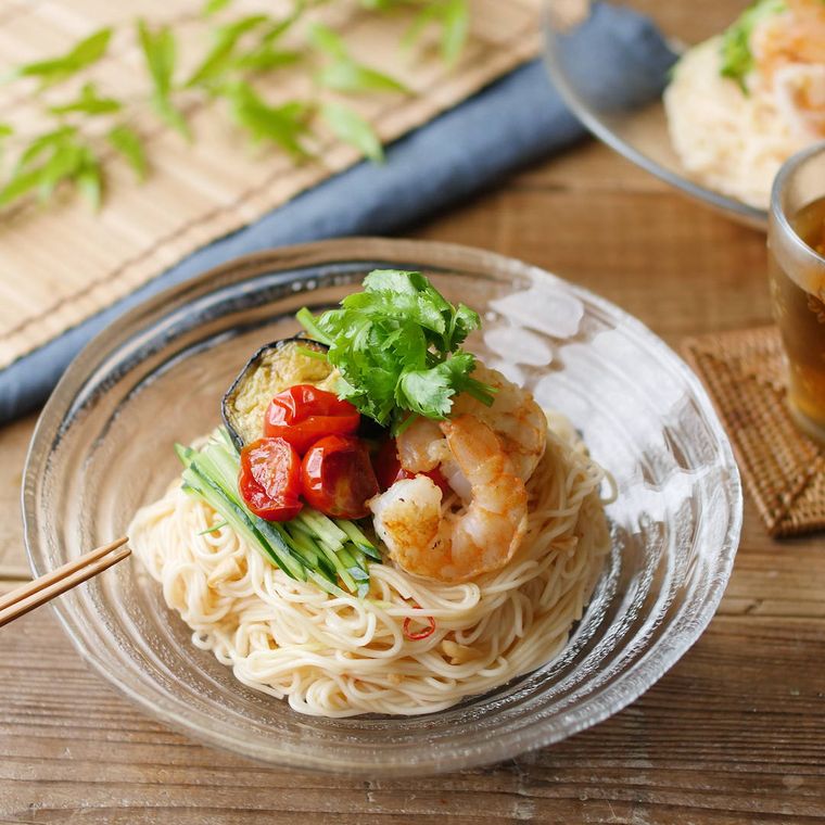 ガラスの皿に盛り付けられたピリ辛アジアンそうめん