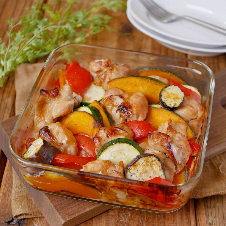 透明の耐熱容器に盛られたチキンと夏野菜のぎゅうぎゅう焼き