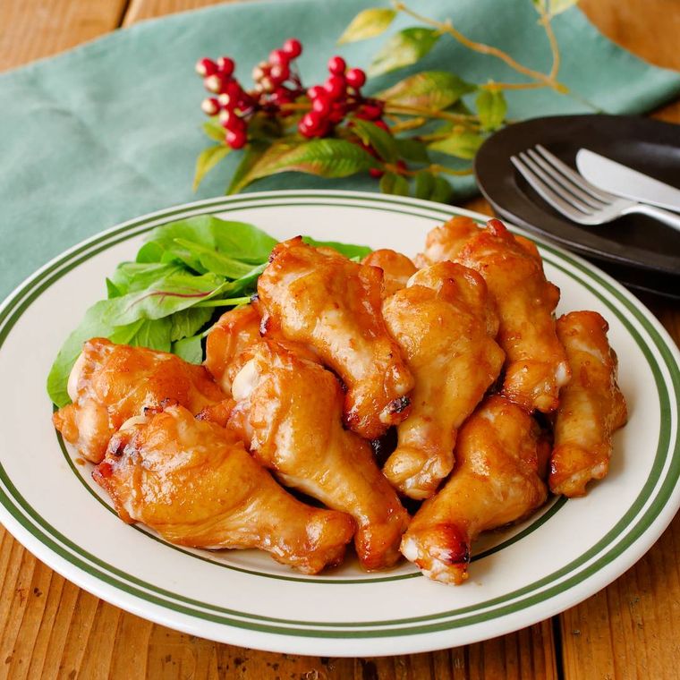 白い皿に盛られた照り焼きグリルチキン