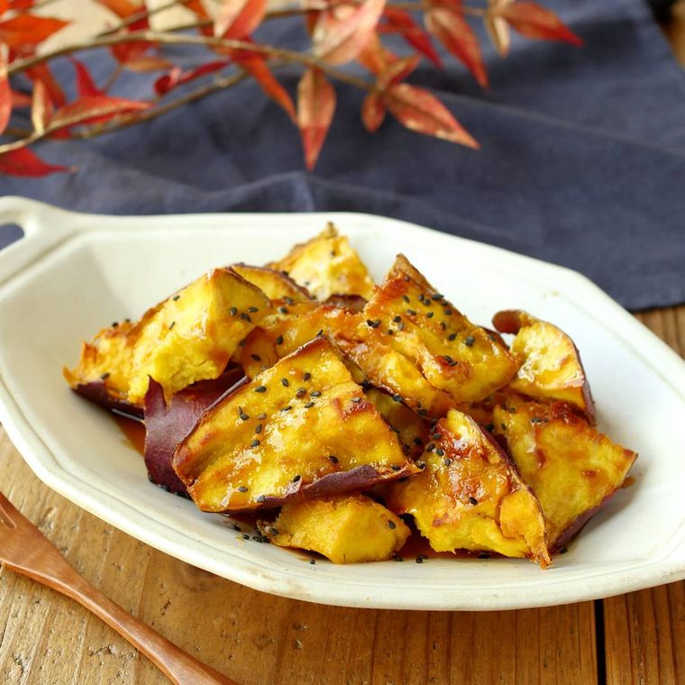 白い皿に盛りつけられた揚げ焼き大学芋