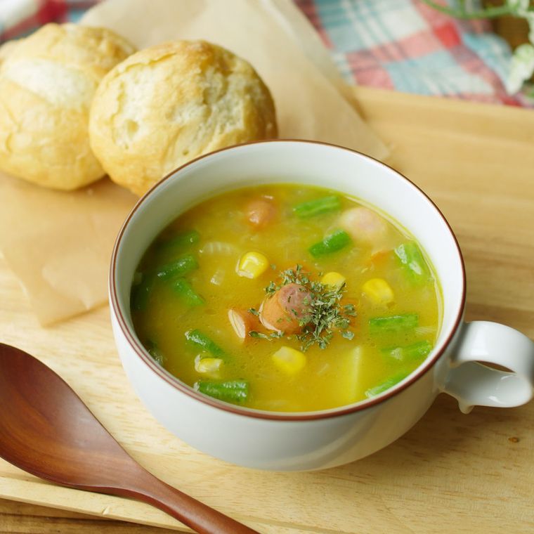 白いスープカップに入ったカレーポテトスープ