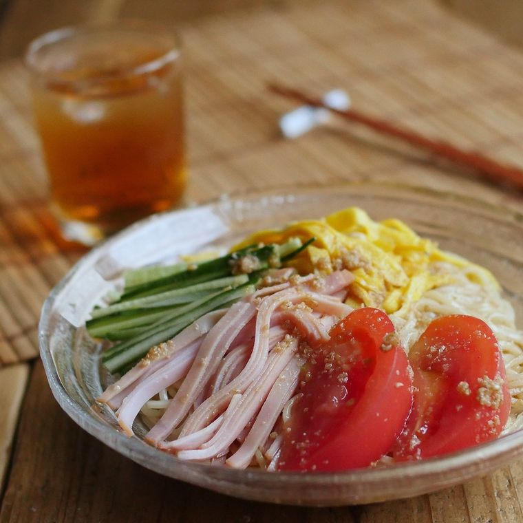 透明の皿にのった基本的な冷やし中華のたれのかかった冷やし中華