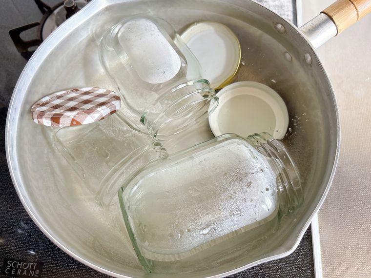 保存瓶を煮沸消毒する様子