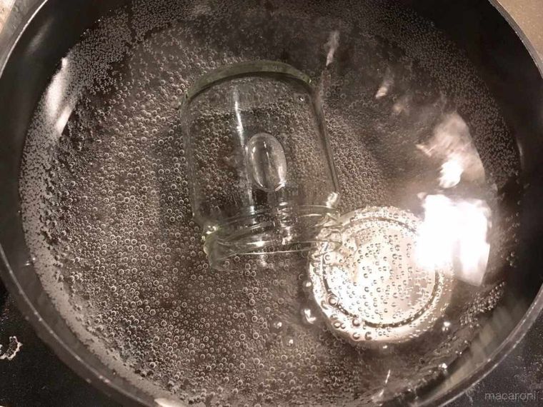 ビンを煮沸消毒する様子