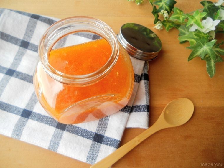 ふたの開いたあんずジャムの瓶