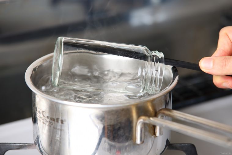 熱湯で煮沸した瓶を菜箸で取り上げる