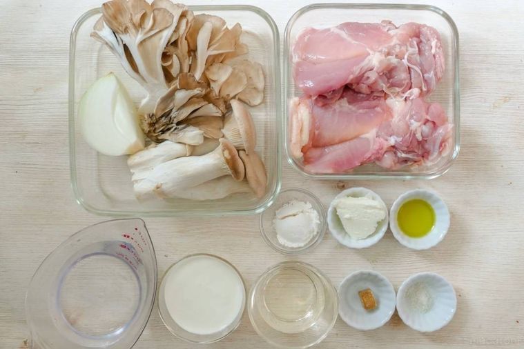 チキンフリカッセの材料が並ぶテーブル