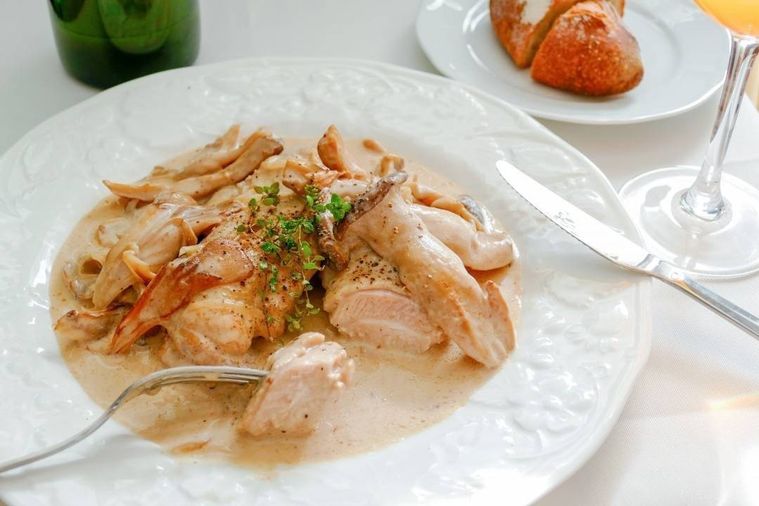 チキンフリカッセとパンがあるテーブル