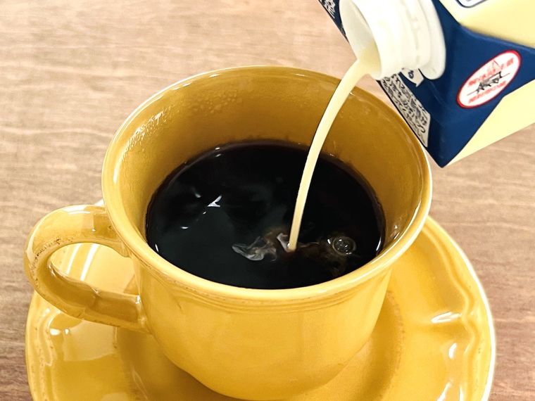コーヒーに豆乳をそそいでいる様子