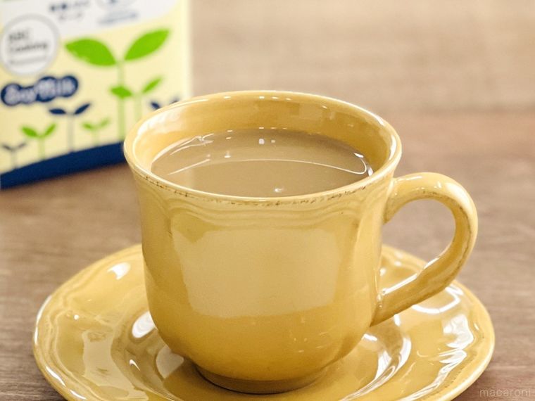 カップに入った豆乳入りのコーヒー