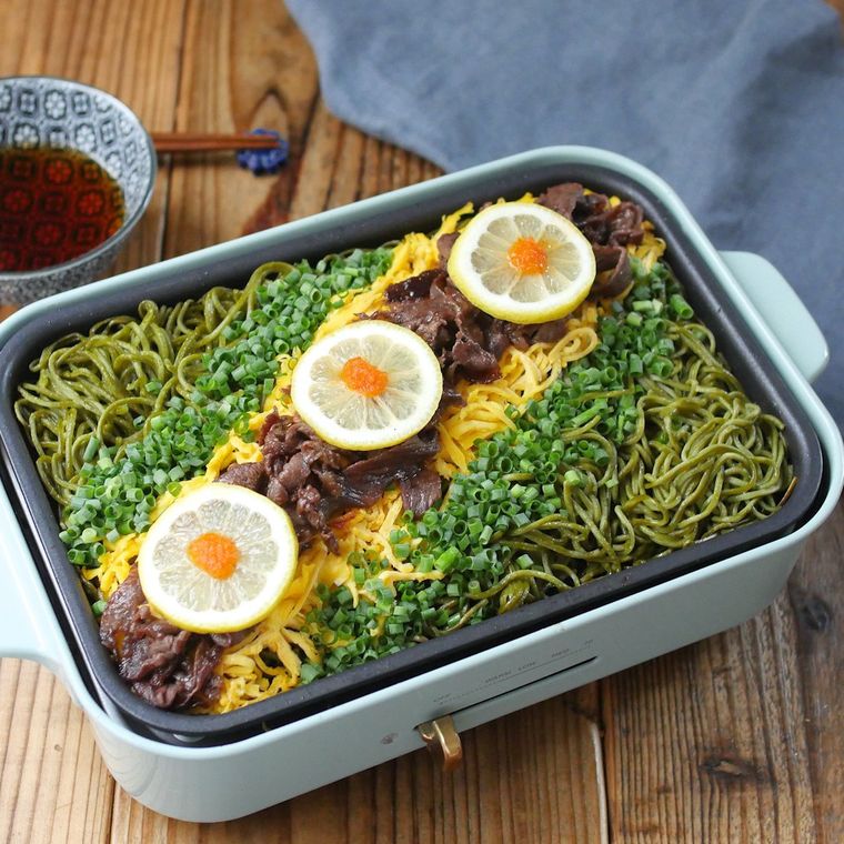 ホットプレートにのった、瓦そば