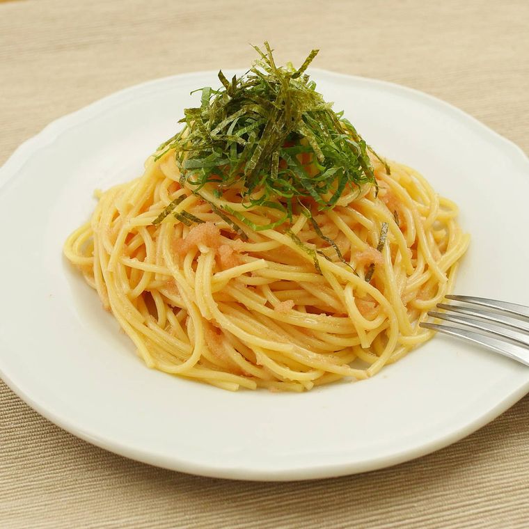 白い皿に盛りつけられた和風たらこパスタ