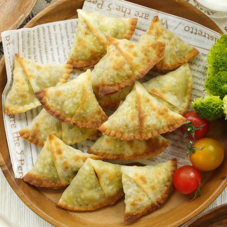 皿に盛りつけられたカレーサモサとミニトマトやブロッコリー