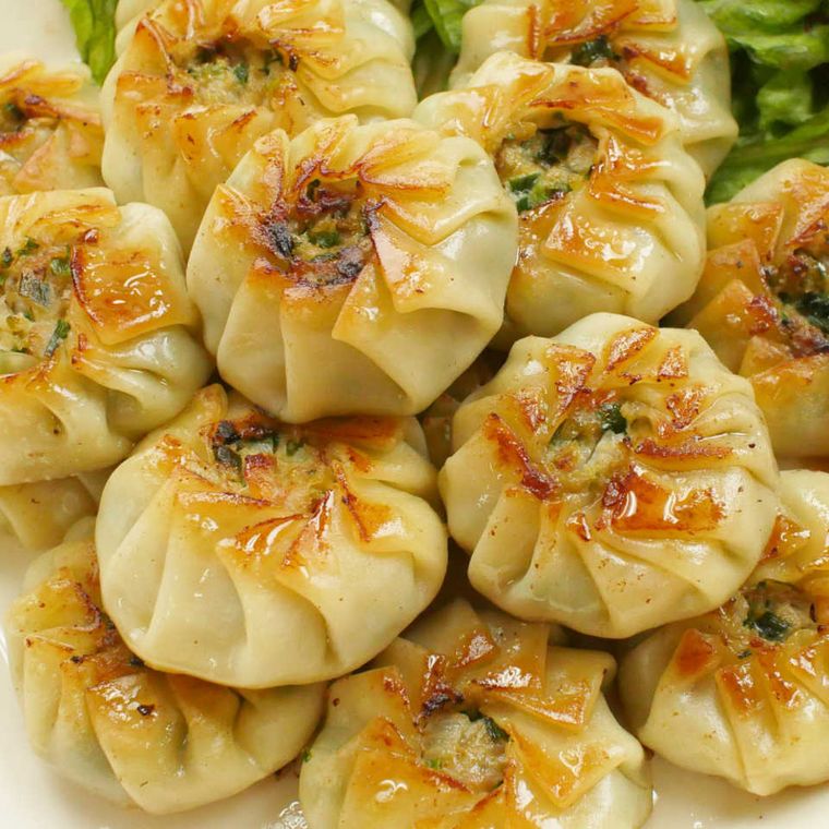 皿に盛りつけられた花びら形状のえびとニラの焼きまんじゅう