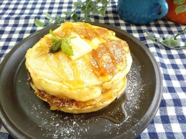 黒い皿に盛り付けた分厚いホットケーキ