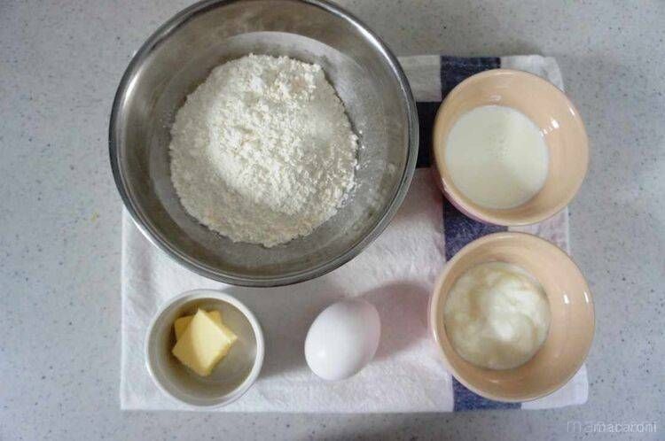 台に置かれたホットケーキの材料