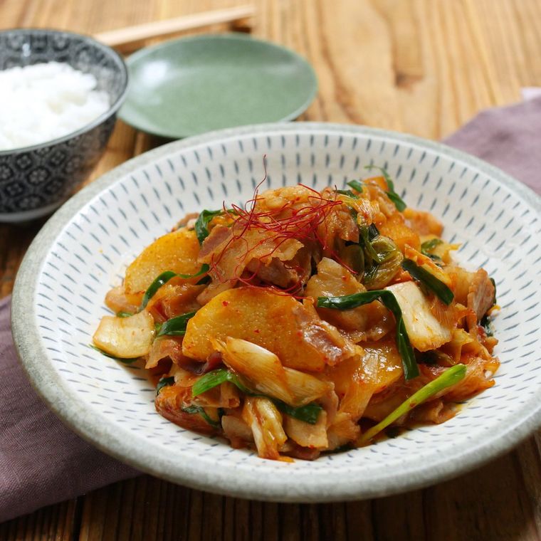丸いお皿に盛られた長芋入り豚キムチとごはん