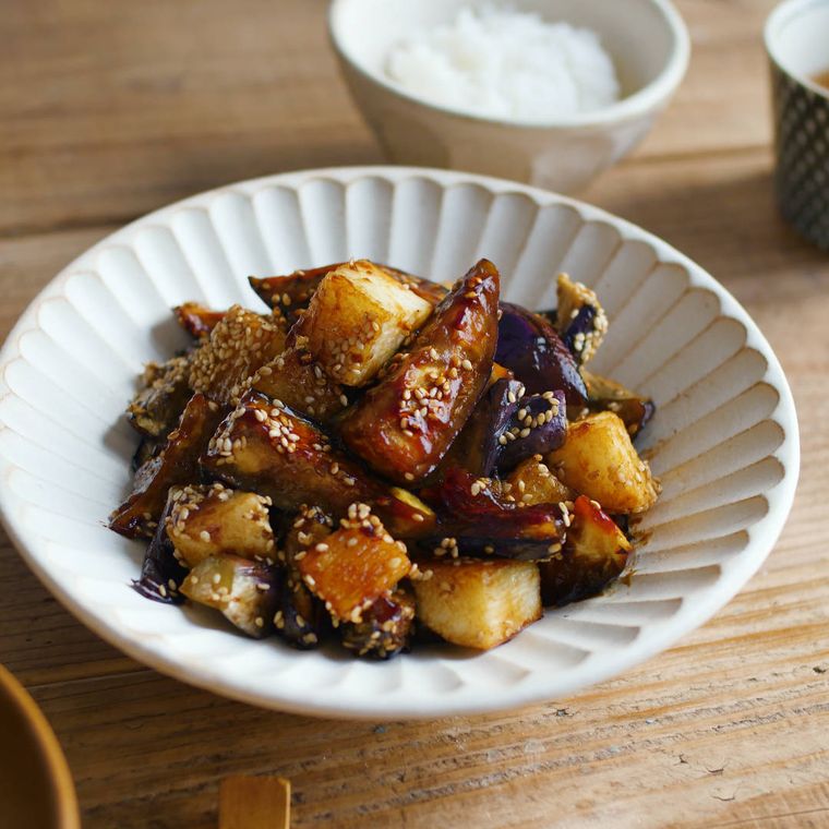 白い器に盛られた長芋となすのコク旨炒めとごはんの食卓