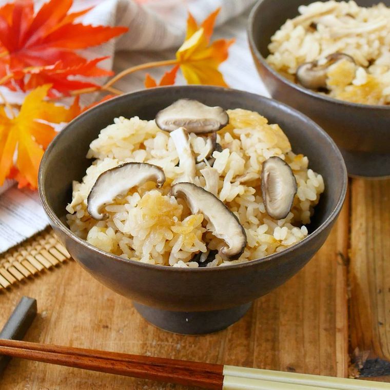 茶碗に盛られたしいたけの炊き込みごはん
