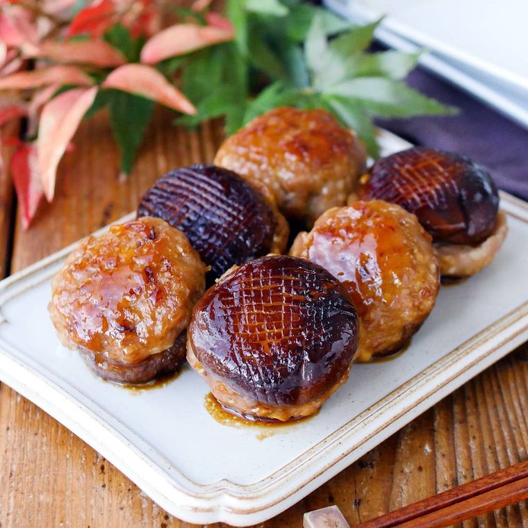 皿に盛られたしいたけの肉詰め