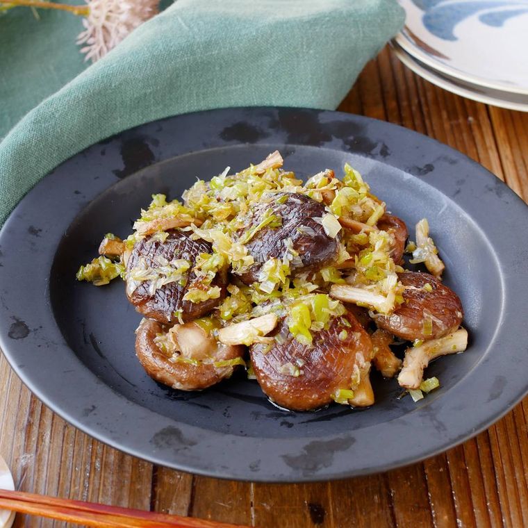 皿に盛られたねぎ塩しいたけ