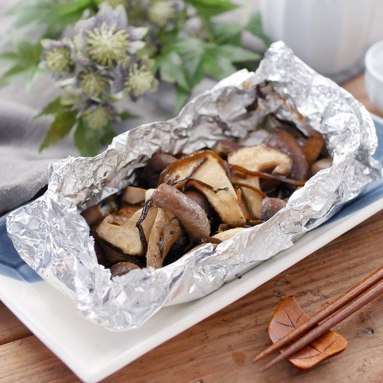皿に盛られたしいたけの塩こんぶバターホイル焼き