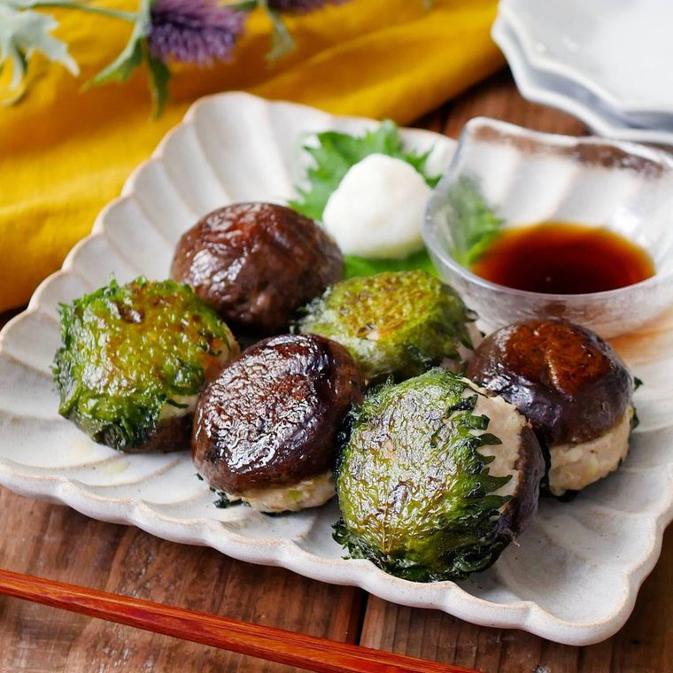 皿に盛られたしいたけの肉詰めおろしポン酢だれ