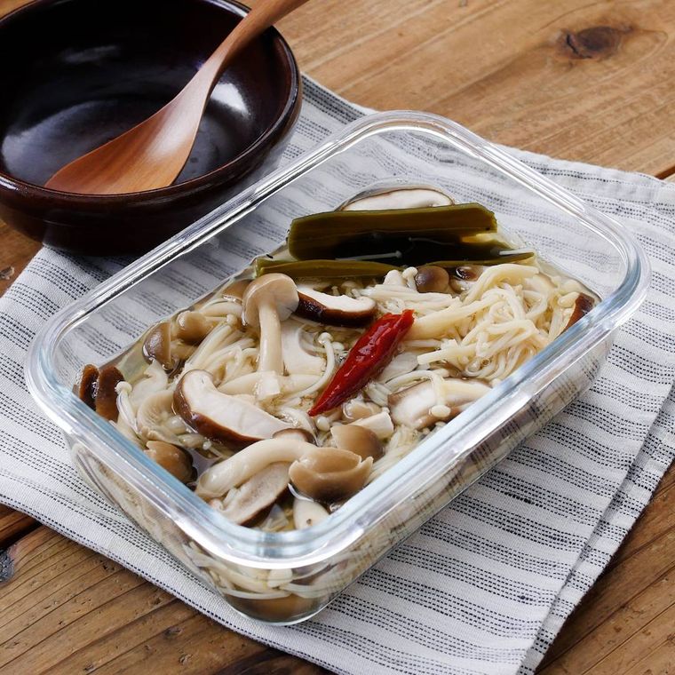 透明の容器に盛りつけられたきのこ酢