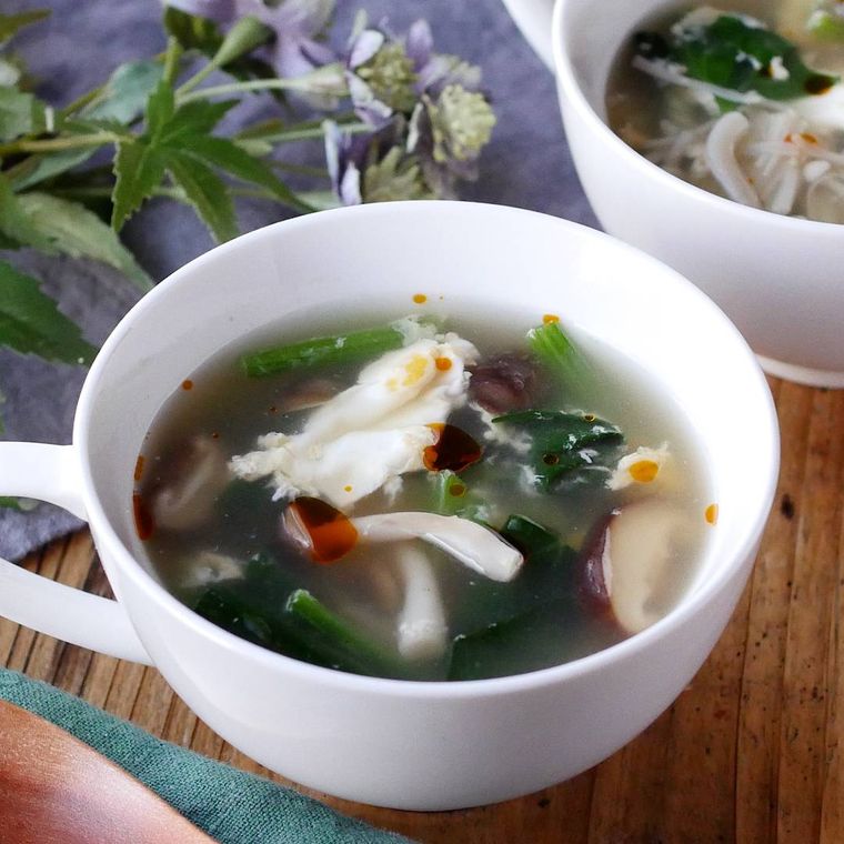 スープマグに盛り付けたほうれん草ときのこのかきたまスープ