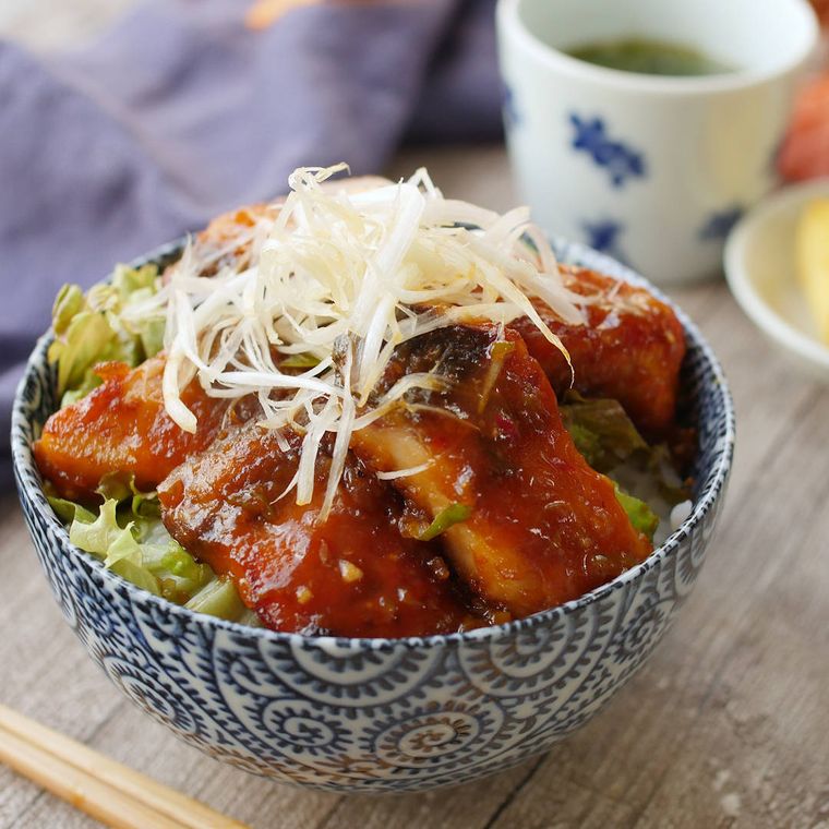 器に盛り付けられたぶりのピリ辛照り焼き丼