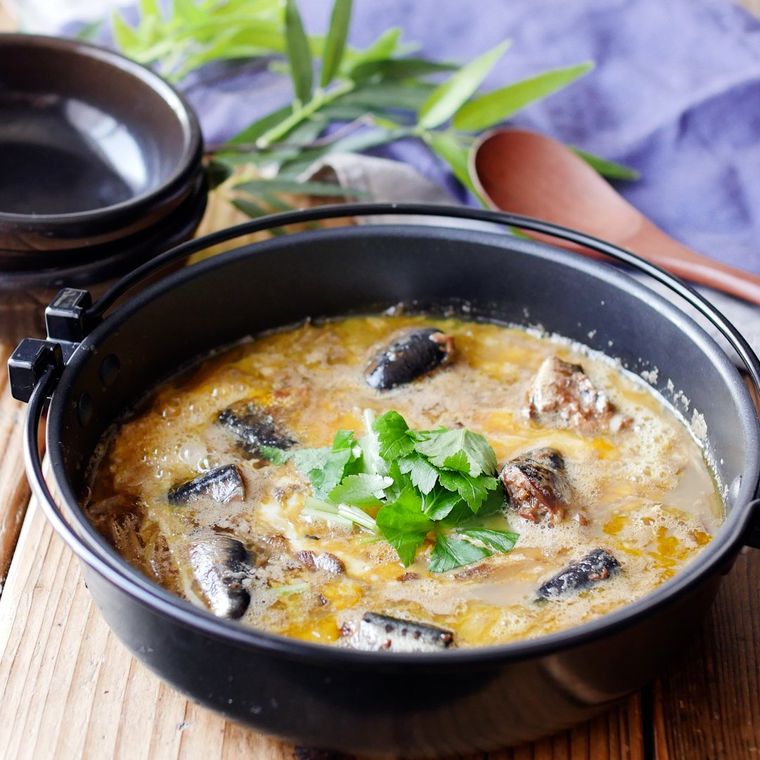鍋に入ったいわし缶の柳川風卵とじ