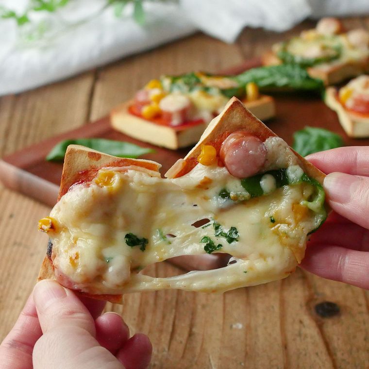 木のプレートに盛られたこうや豆腐のクリスピーピザ風