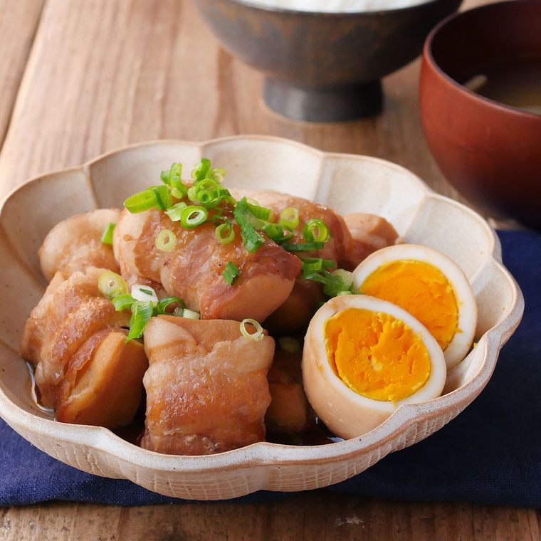 茶色い皿に盛られたこうや豆腐の角煮風