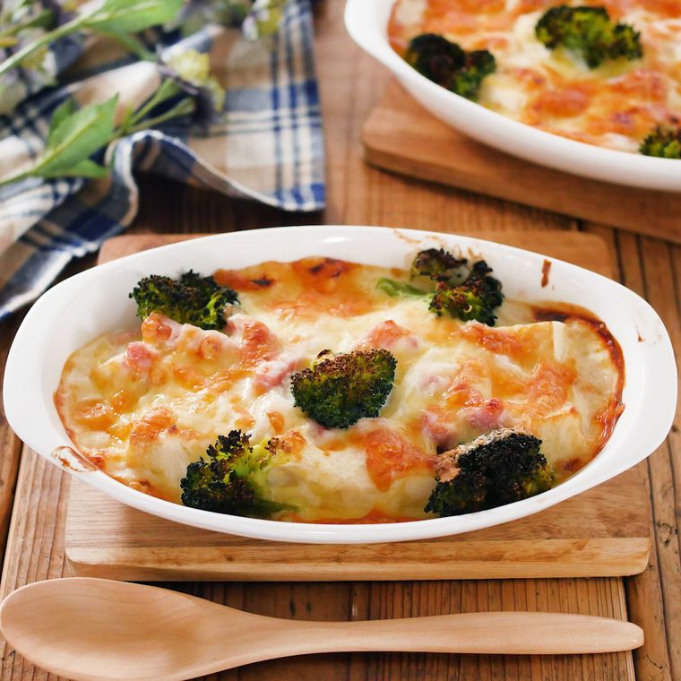 白い皿に盛られたこうや豆腐グラタン