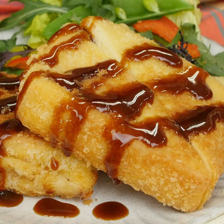 白い皿に盛られたこうや豆腐ハムカツ