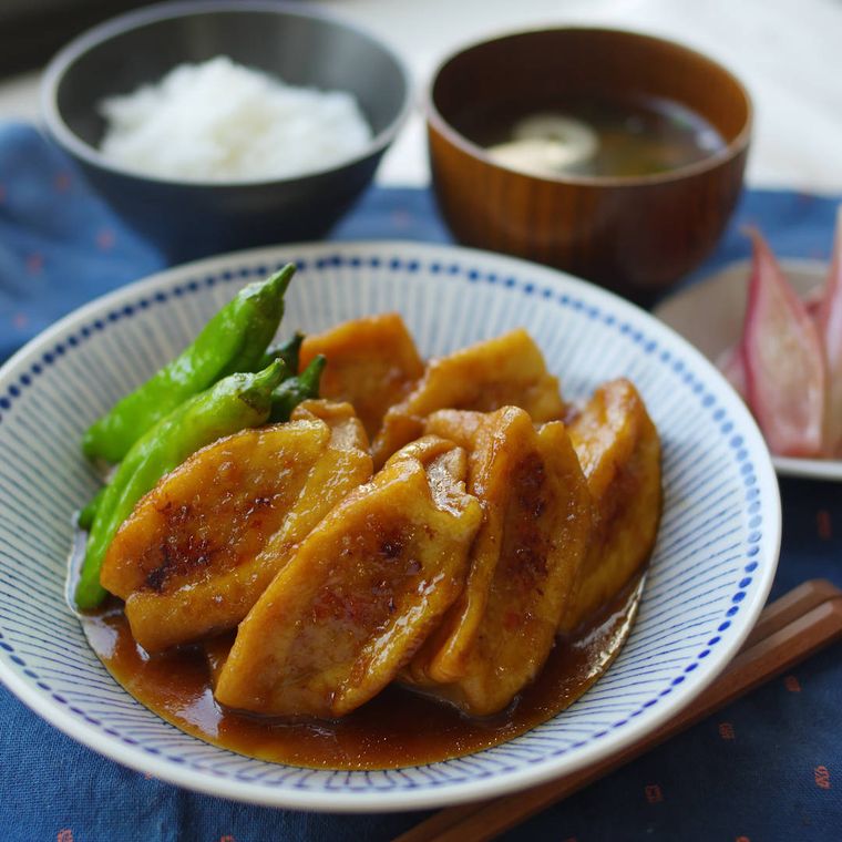青い柄の皿に盛られたこうや豆腐の肉詰め照り焼き
