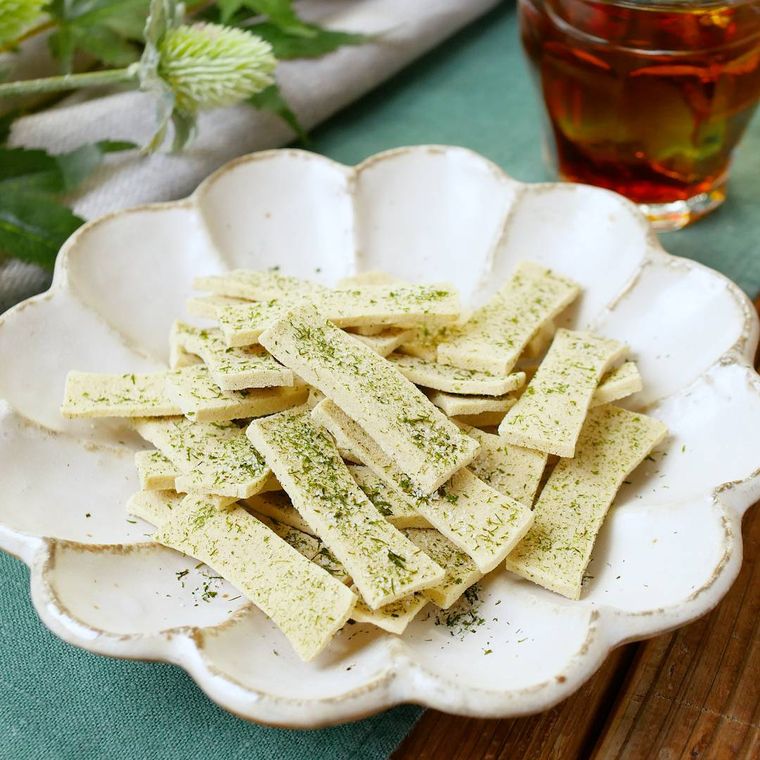 白い皿に盛られたこうや豆腐ののり塩チップス