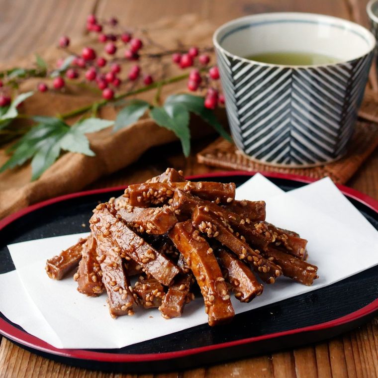 黒いおぼんに盛られたこうや豆腐のかりんとう