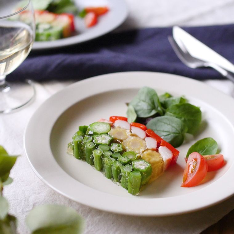 白い皿に切り出された野菜のテリーヌ