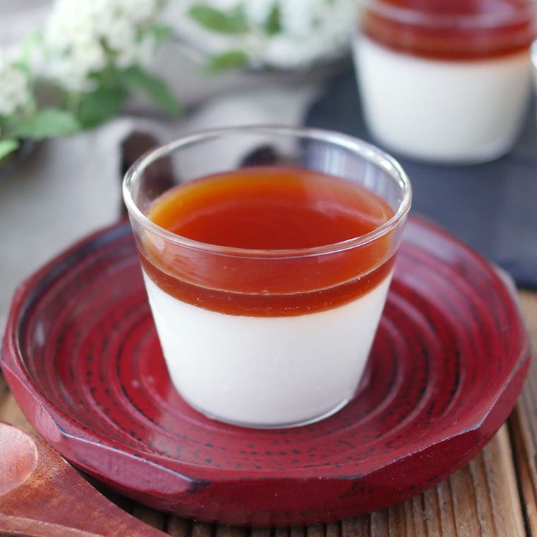 赤い茶托にのせた、みたらしプリン