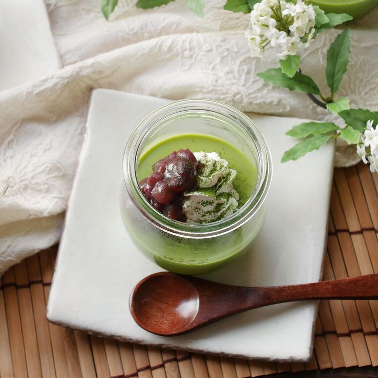 白い角皿にのせ、木製スプーンを添えた抹茶ババロア