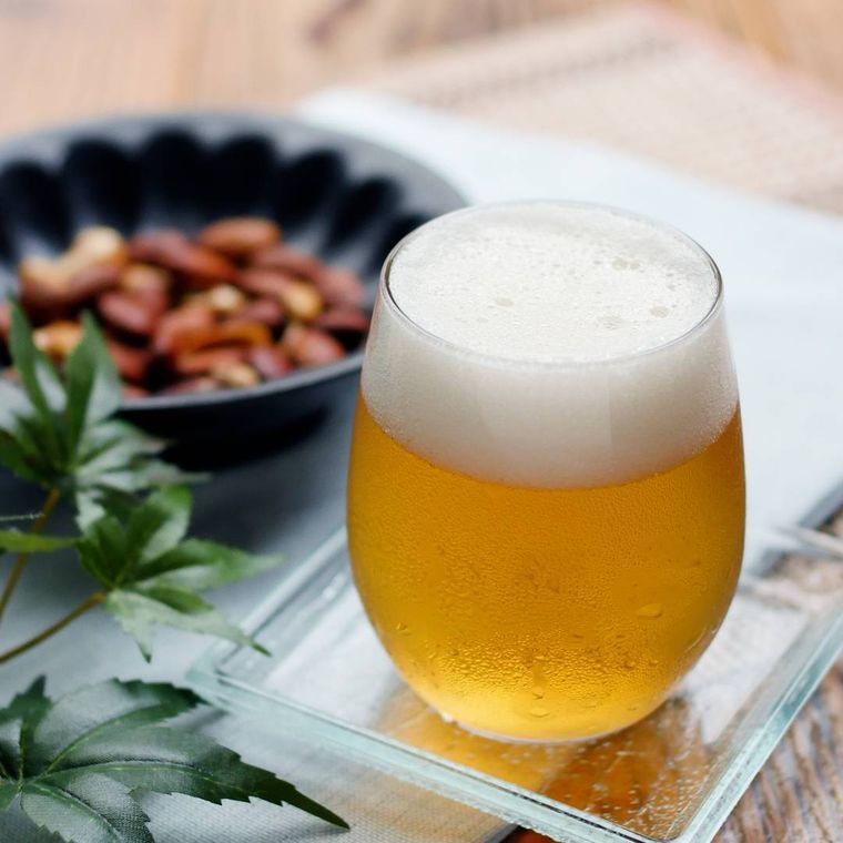 グラスに入った、ビールのような見た目の簡単りんごジュースゼリー