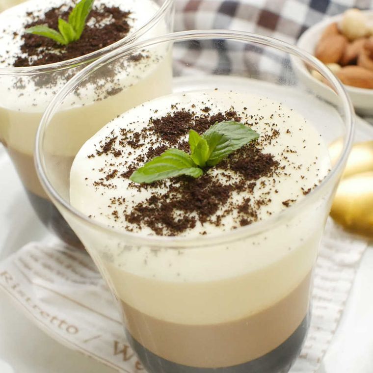 コーヒーの粉とミントの葉をトッピングした、なめらかミルクコーヒーゼリー