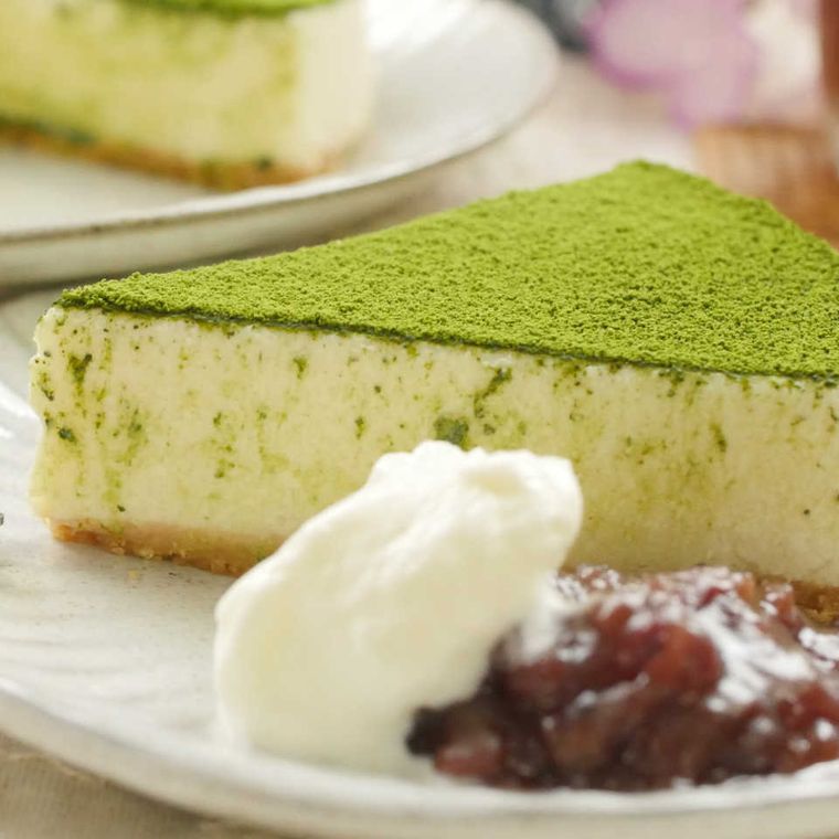 白い皿に切り出された、抹茶の豆腐レアチーズケーキ