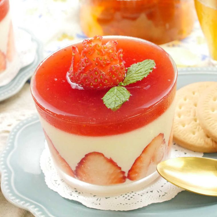 ミントの葉と花に見立てて切ったいちごをトッピングした、いちごババロア