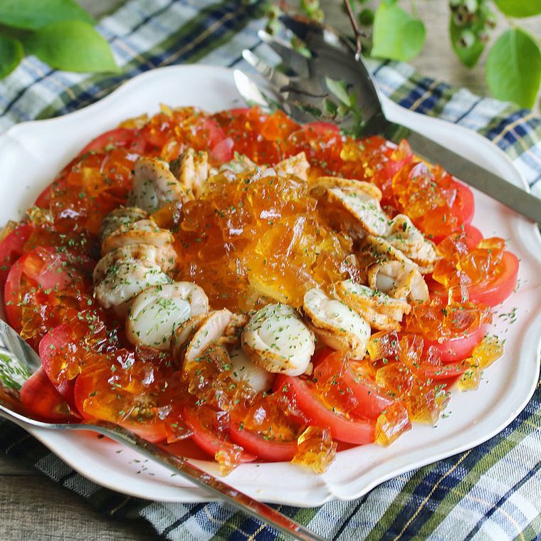 花びらのように盛り付けられた、トマトとホタテのジュレサラダ