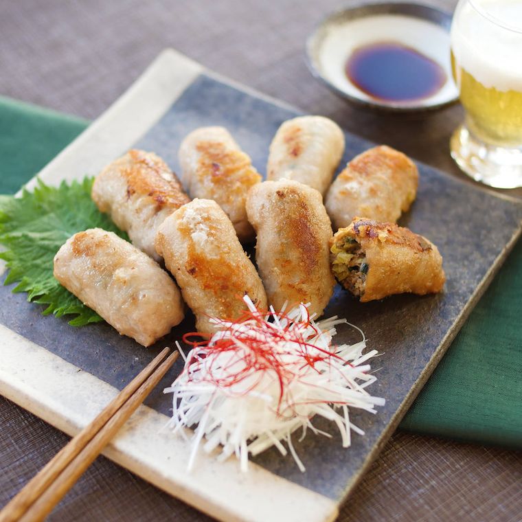 ツートンカラーの皿に盛りつけられた肉巻きくるくる餃子