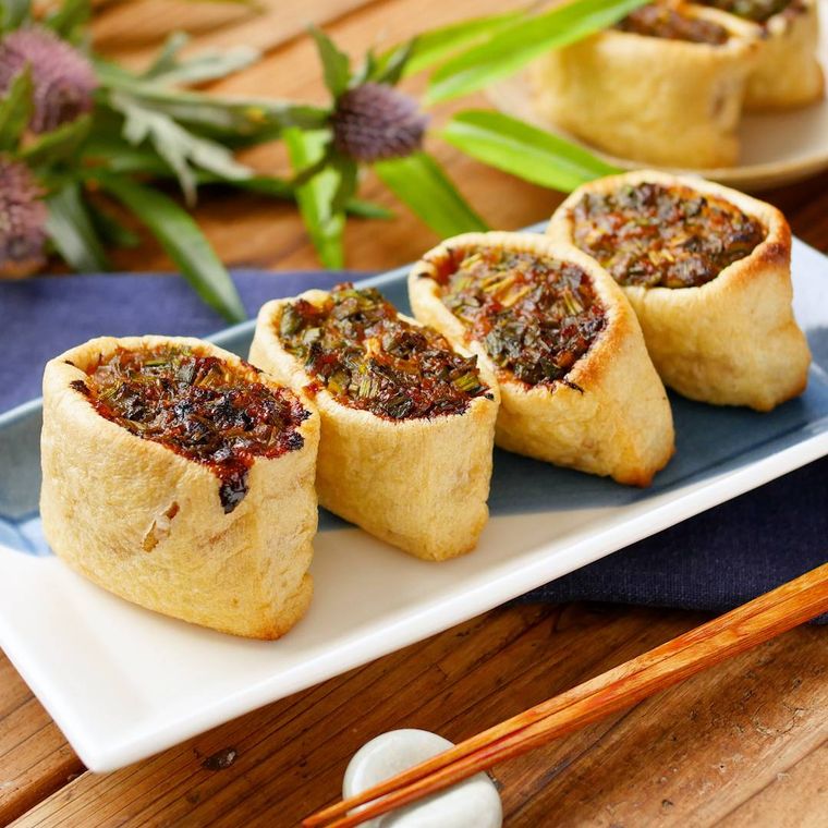 皿に盛られたねぎ味噌焼き稲荷